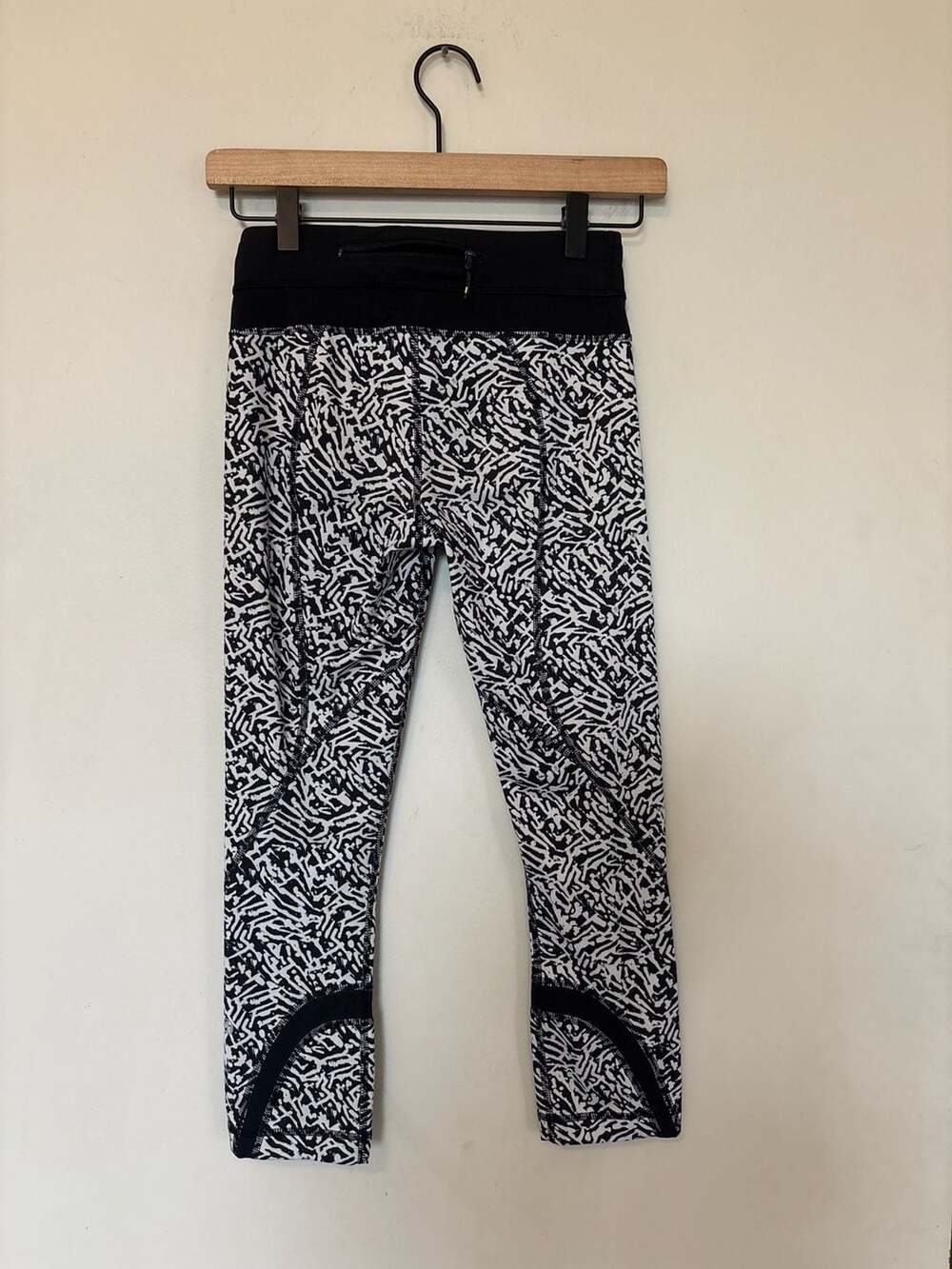 Lululemon Run: Inspire Crop II Leggings Black White Abstract Print Size 2
